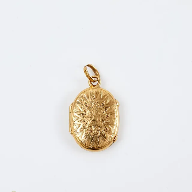 MEDALJONG, 18 k guld, otydlig mästarstämpel, Stockholm 1869, graverad geometrisk dekor, invändig fotogömma med daguerreotype av kvinna i tidsenlig klädsel.