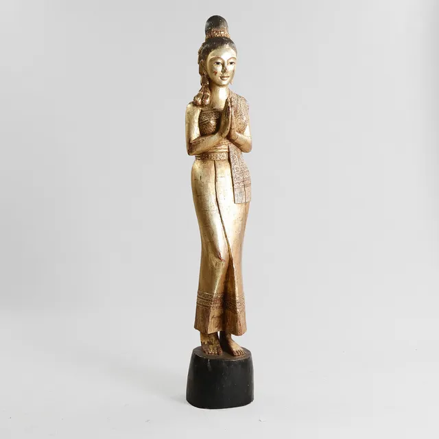 Buddha-skulptur fra det 20. århundrede, udskåret og forgyldt træ med spejlmosaikker Thailand.