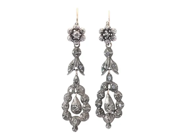 ÖRHÄNGEN, låghaltigt guld/silver, rosenslipade diamanter, höjd 64 mm, vikt 13,3 g.
