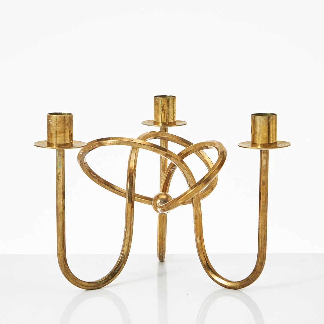 JOSEF FRANK. Kandelaber, för tre ljus, mässing, "Vänskapsknuten", formgiven 1938 för Firma Svenskt Tenn. — Candlesticks — Stockholms Auktionsverk Magasin 5