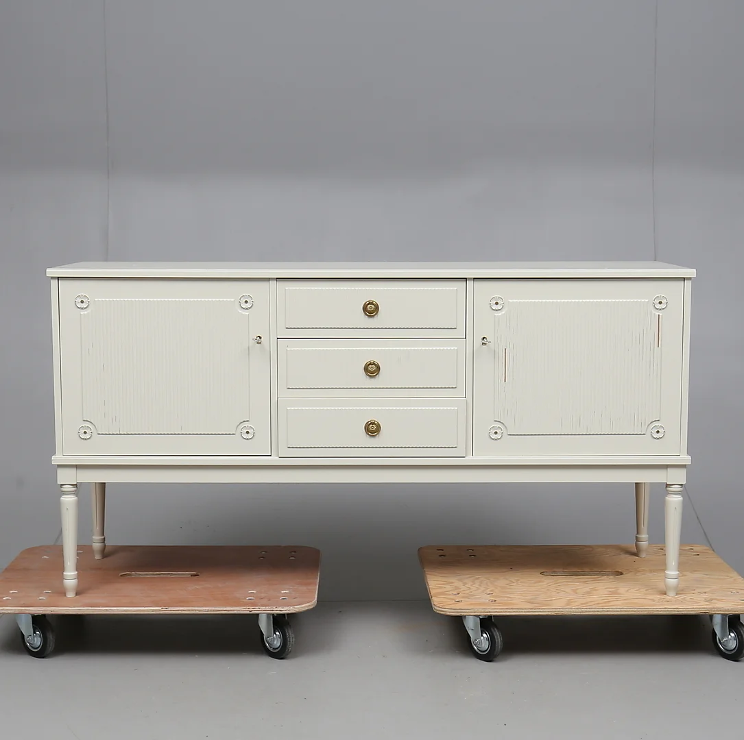 SIDEBOARD, gustaviansk stil, 1900-talets andra hälft. — Cupboards, Cabinets & Shelves — Gomér & Andersson Norrköping