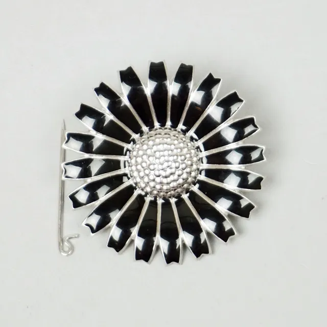GEORG JENSEN, "Daisy", hänge (omgjord brosch), sterlingsilver med emaljdekor, Danmark.