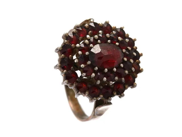 RING, förgyllt silver, granater, stl 16,75 mm, vikt 3,9 g-
