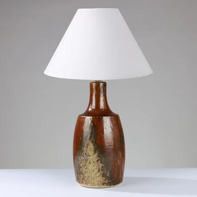 FRANK MILO TROMBORG (1936-2022). Flaskeformet bordlampe af lyst stentøj glaseret i rødbrune og grågrønne nuancer, eget værksted i Horsens, Danmark, 1970'erne.