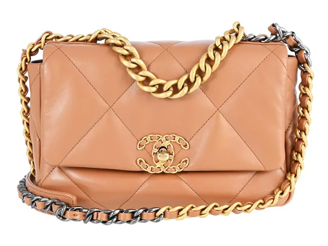 CHANEL, VÄSKA, Chanel 19, beige, brunt quiltat lammskinn, mörka silver- och guldfärgade beslag, 25x16x8 cm, chipmärkt G61LH8A1, originalkvitto från 2022, care booklet, dustbag, originalkartong. Very Good Condition.