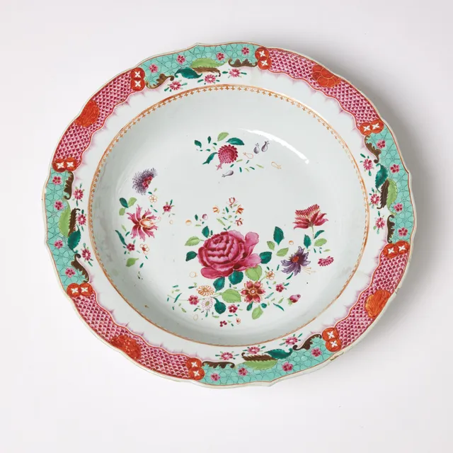 TVÄTTFAT. Porslin, Kina, Famille rose, 1700-tal, emaljfärger.