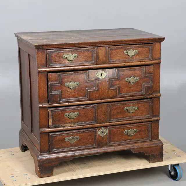 A 17TH CENTURY OAK CHEST OF DRAWERS.