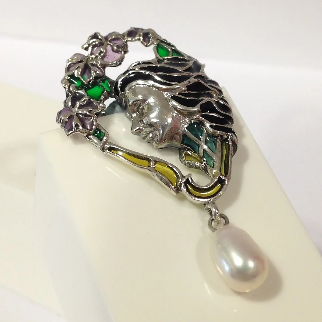 FLORAL SCENE LADY BROOCH. — Brooches & Pendants — Rumsey’s Auctioneers