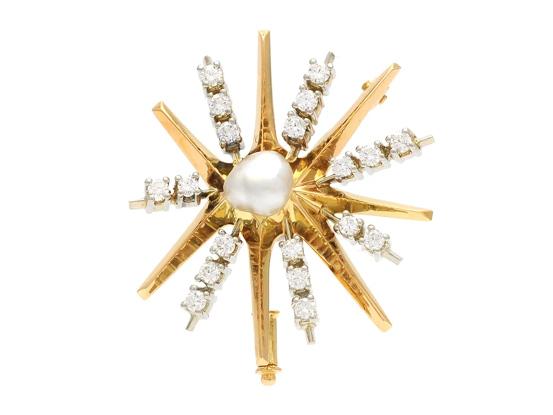 BROSCH, 18K guld/vitguld, barockformad pärla, 19 briljantslipade diamanter ca 0,76 ctv, ca W-TCR/VS, längd 3,5 cm, GD&Co, Malmö 1966, vikt 7,7 g. — Smycken/Brosch — Kaplans
