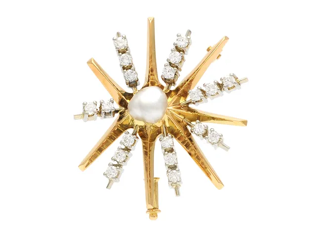 BROSCH, 18K guld/vitguld, barockformad pärla, 19 briljantslipade diamanter ca 0,76 ctv, ca W-TCR/VS, längd 3,5 cm, GD&Co, Malmö 1966, vikt 7,7 g.