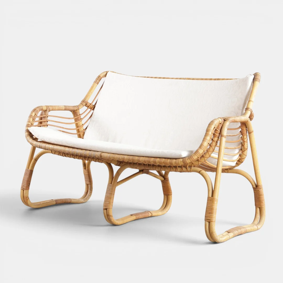 PETER HVIDT (1916-1986) & ORLA MØLGAARD (1907-1993). Fritstående to-pers. sofa af rattan og sjeneflet. Udført hos Horsnæs Møbler, model “Manilla”. Danmark, 1960'erne. — Sofas & Seatings — Woxholt Auktioner