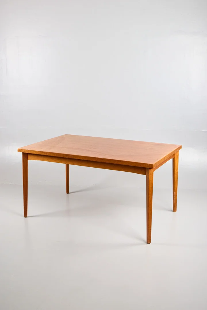 DANSK MØBELDESIGN. Spisebord af teak med hollandsk udtræk, 1960-1970'erne. — Dining tables — Woxholt Auktioner