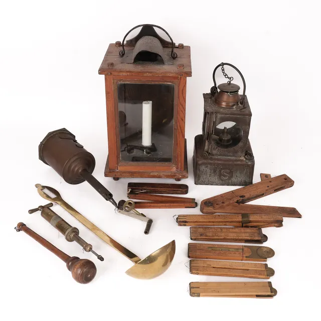 A collection of older folding rules, lamps etc. (14)