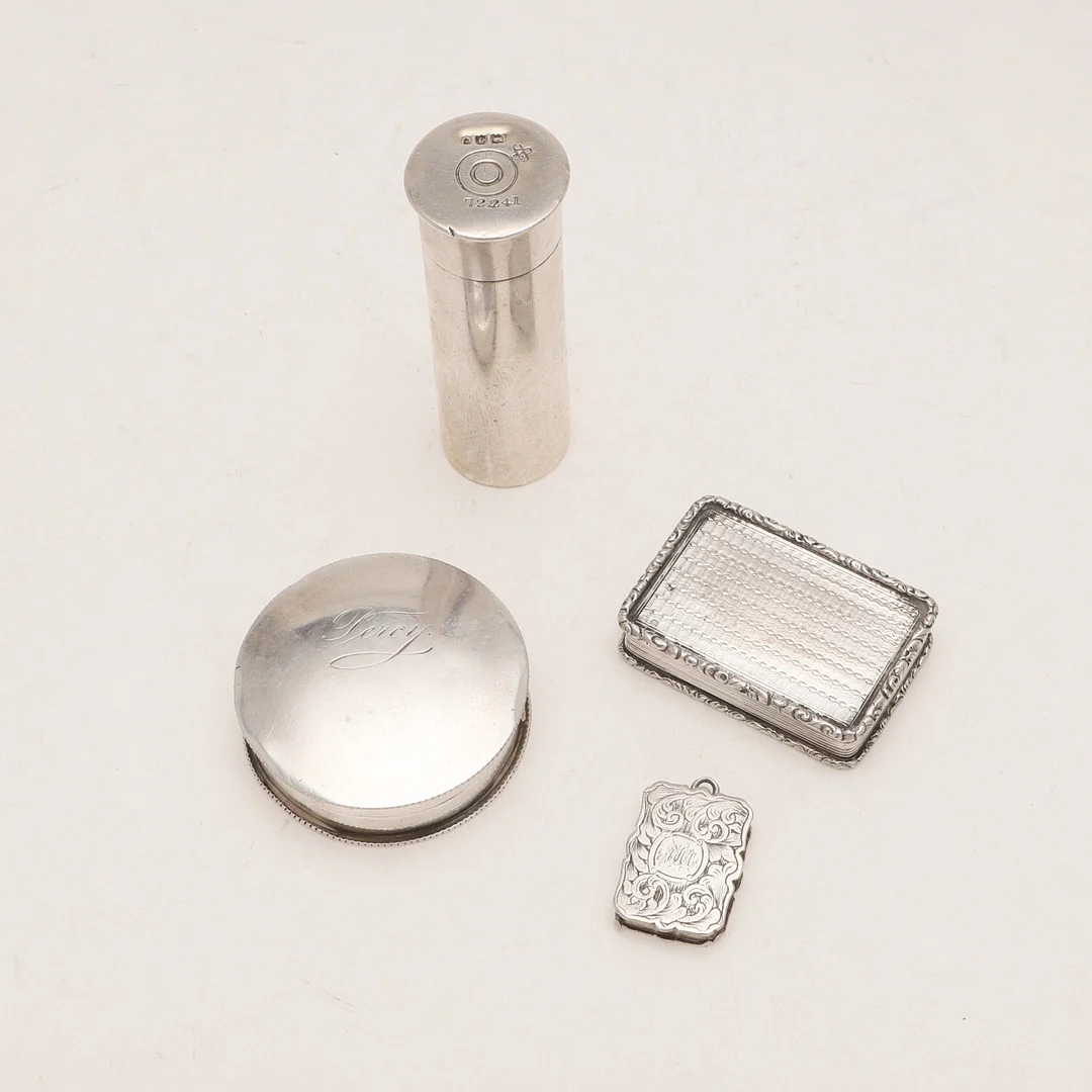 A VICTORIAN SMALL ENGRAVED VINAIGRETTE. — Silver — Lawrences Auctioneers