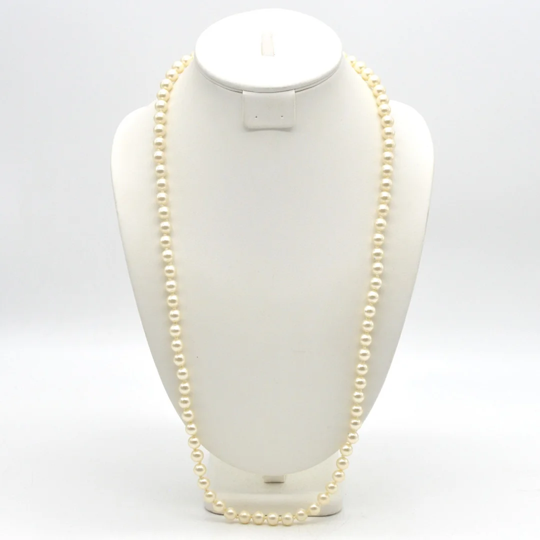 VINTAGE PERLENCOLLIER, GOLD BIS CREME, VERSILBERTER METALLVERSCHLUSS, UM 1950. — Necklace — Kunst- und Auktionshaus Kleinhenz