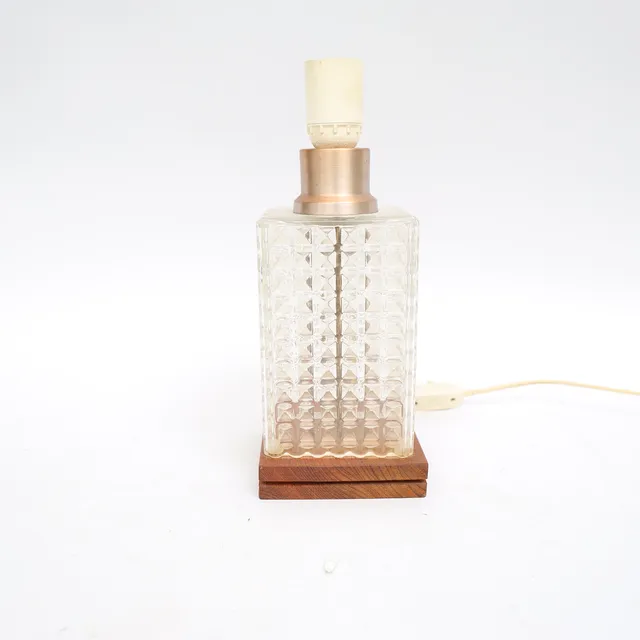 BORDSLAMPA, 1970-tal, fot i teak, gjutet glas, fäste i metall.