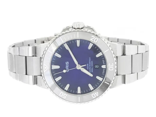 ORIS, Aquis Date (300m/1000ft), "Taste of Summer Purple", Cal 733 (SW 200-1), Serie nr. 4099942, Ref nr. 01 733 7789 4158, Boett nr. 7789, herrur, 43,5 mm, stål, automatisk, safirglas, datum, svart keramisk bezel, glasbaksida, originallänk, viklås. Ref nr. 07 8 23 04PEB, cert, augusti 2026, box, ytterkartong.