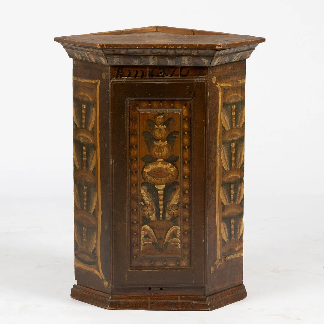 HÖRNSKÅP, allmoge, kurbitsmålat trä, 18/1900-tal. — Furniture — Stockholms Auktionsverk Helsingborg