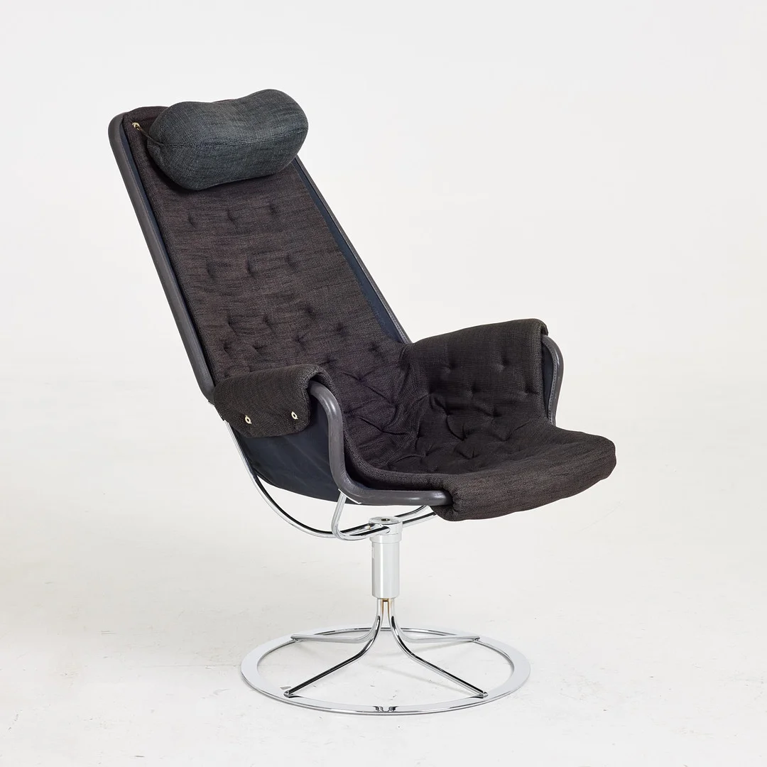 BRUNO MATHSSON. Fåtölj, "Jetson", Dux, canvas, svart textil samt läder, kromad stålunderrede, snurrbar, etikettmärkt. — Armchairs & Chairs — Stockholms Auktionsverk Sickla