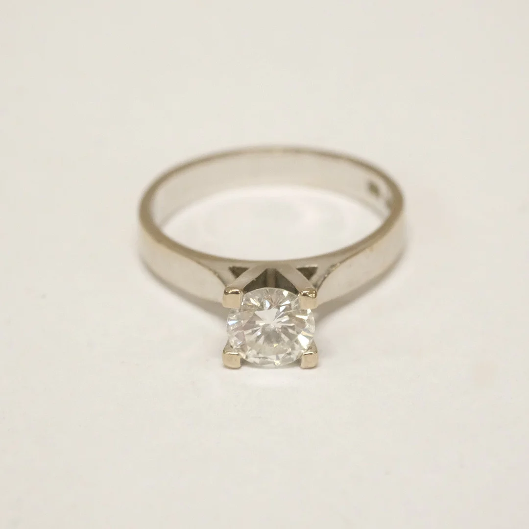 SOLITÄRRING MED DIAMANT. — Rings — Björnssons Auktionskammare