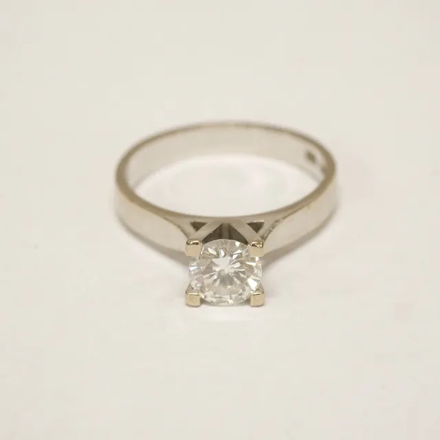 SOLITÄRRING MED DIAMANT.