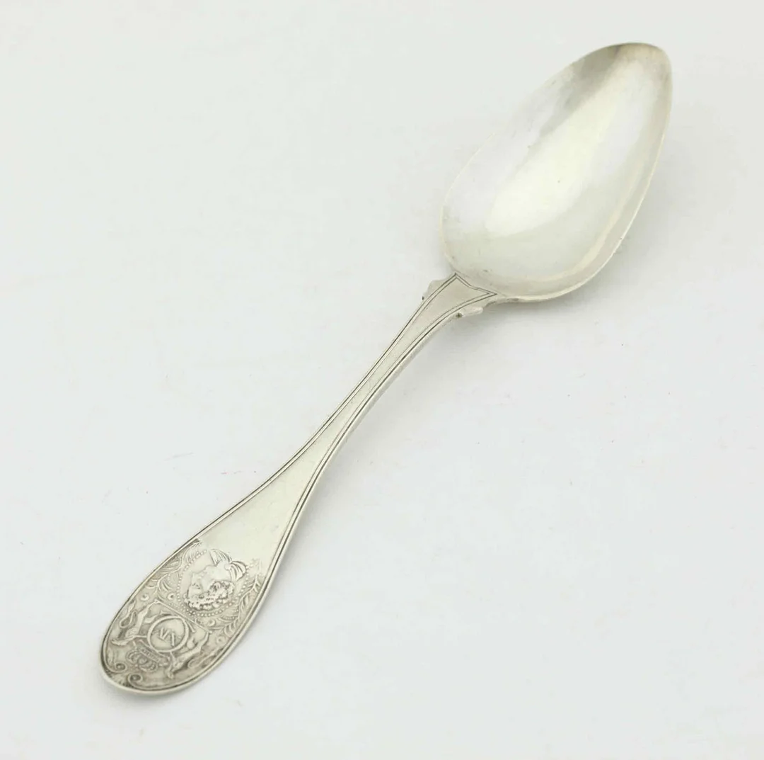 BELÖNINGSSKED, silver, med Karl XIV Johans monogram samt porträtt i profil, omkring 17/1800-tal. — Silver — Hälsinglands Auktionsverk