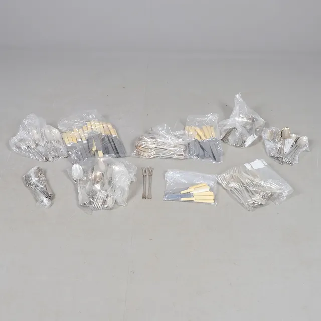 A QUANTITY OF CULTLERY.