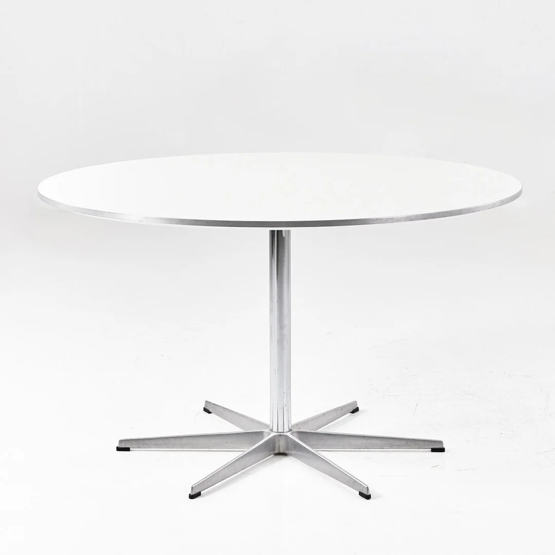 ARNE JACOBSEN. Matbord, Fritz Hansen, Danmark. — Tables — Stockholms Auktionsverk Magasin 5