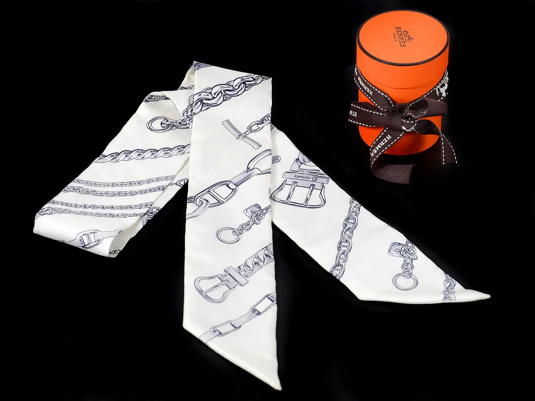 SCARFS, HERMÈS, Twilly, 100 % siden, 85x5 cm, vit, grå, originalask. — Accessoarer/Scarves — Kaplans