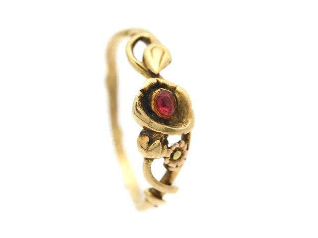RING, 18K guld, granat, stl 16,5 mm, vikt 1,6 g.