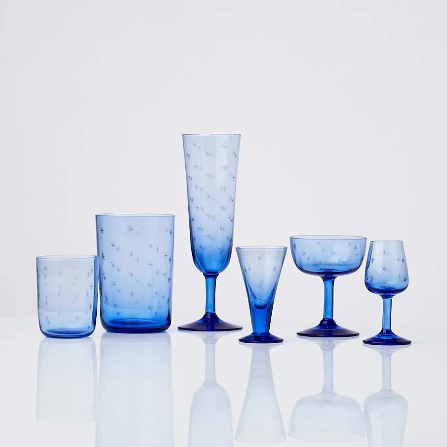 MONICA BRATT. glasservis, 75 dlr, modell "B6", för Reijmyre, ca 1930/40-tal, blå glasmassa med etsad dekor av stjärnor. — Utility glass — Stockholms Auktionsverk Sickla