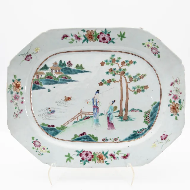 Stekfat, porslin. Qingdynastin, Qianlong (1736-95).