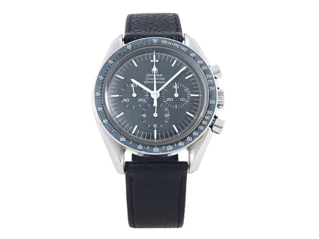 OMEGA, Speedmaster Professional (T Swiss Made T), "Tachymètre", "Straight Writing", Cal 861, Serie nr. 31629384, Ref nr. ST 145.022, Boett nr. 145022-69 ST (HF), kronograf, herrur, 42 mm, stål, manuell, plexiglas, utbytta visare (Luminova), läderband, ca 1971, box (ej komplett). — Klockor/Omega — Kaplans