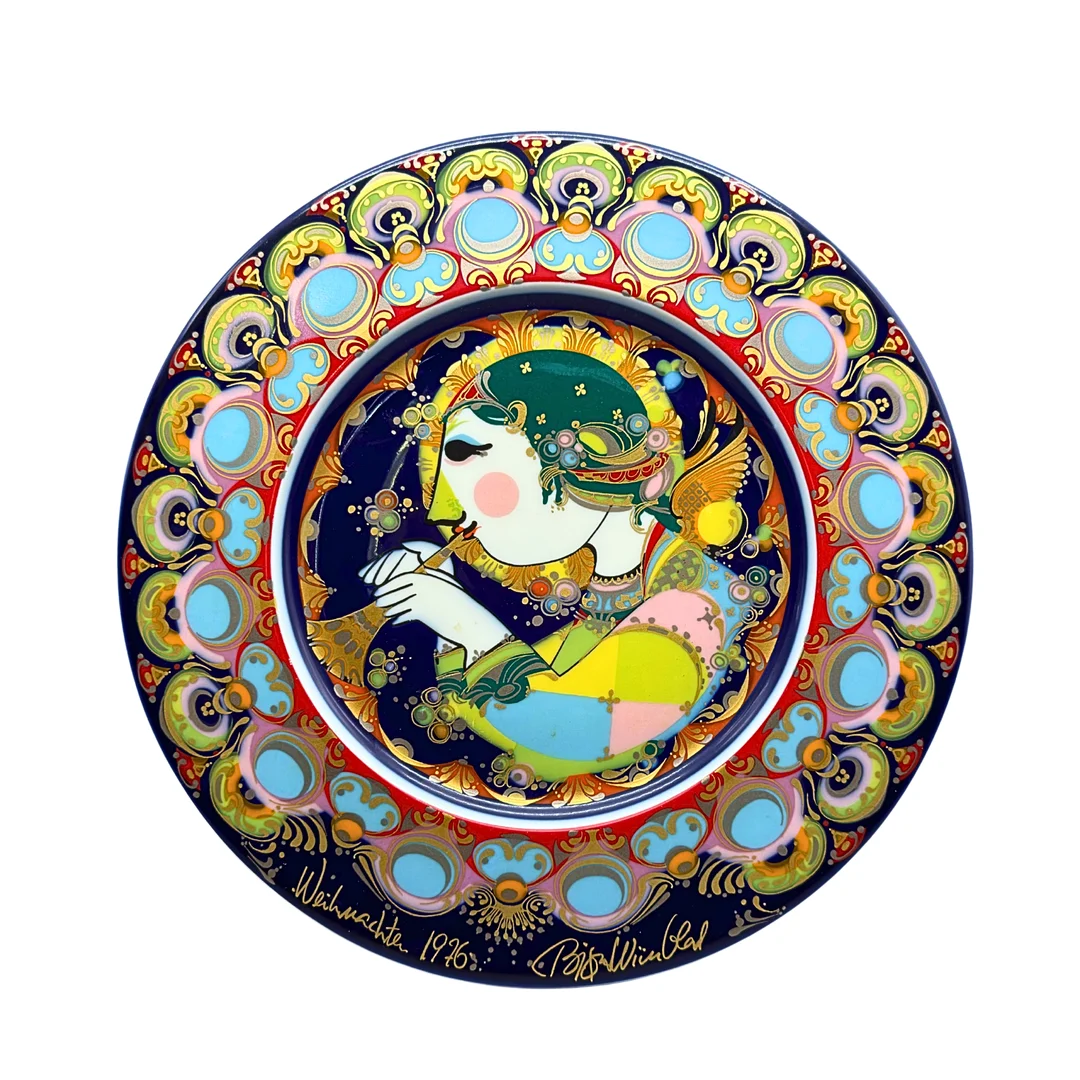 BJØRN WIINBLAD. ROSENTHAL WEIHNACHTSTELLER 1976 „ENGEL MIT TROMPETE“. — European — Auktionshaus Stuber's Hammerschlag