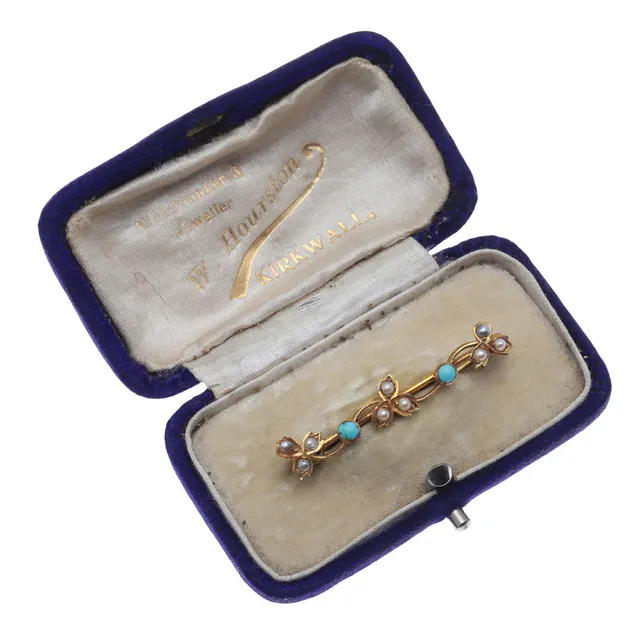 A GOLD, TURQUOISE AND PEARL BROOCH.