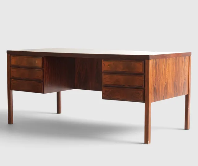 GUNNI OMANN. Fritstående skrivebord af palisander, front med seks skuffer, bagside med opbevaringsrum. Udført hos Omann Jun's Møbelfabrik, model '77'. Danmark, 1960-70'erne.