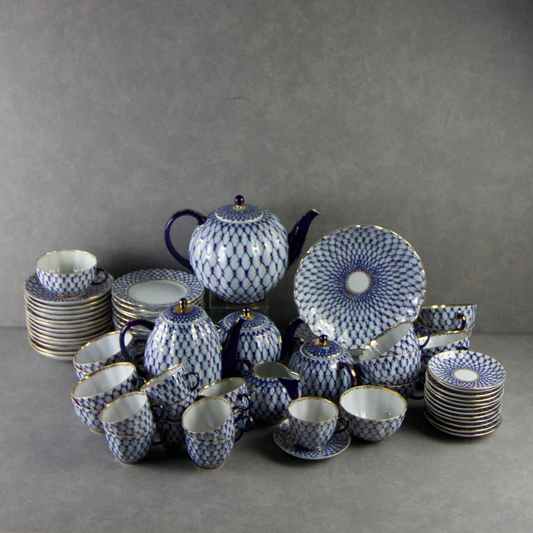 TE-/ KAFFESERVIS, 71 +4 delar, porslin, "Cobalt Net", Lomonosov, USSR, 1900-talets andra hälft. — Rest of the world — Höganäs Auktionsverk