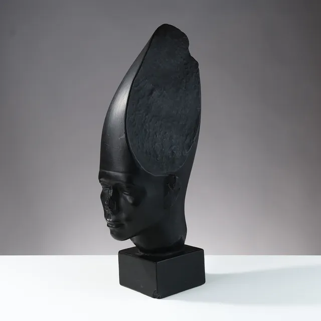 Høj, sortmalet gipsbuste forestillende den ægyptiske farao Amenemhat III, efter original på Ny Carlsberg Glyptotek, Danmark, 20. århundrede.