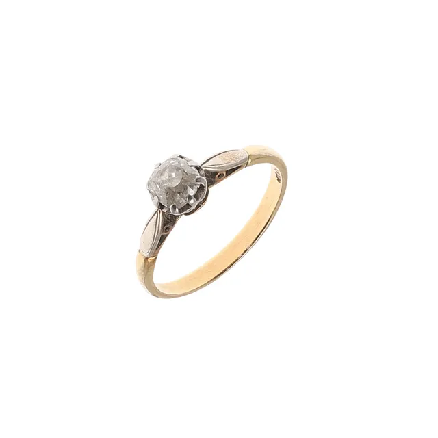 AN 18CT GOLD AND DIAMOND SOLITAIRE RING.