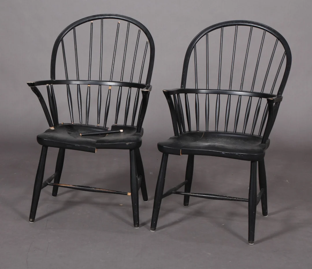 Frits Henningsen. Et par Windsorstole, sortlakerede, model nr. CH18A. (2) — Furniture/Chairs — Lauritz