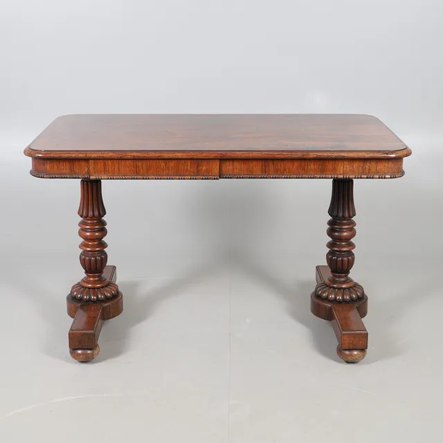 A REGENCY ROSEWOOD LIBRARY TABLE BY GILLOWS OF LANCASTER.
