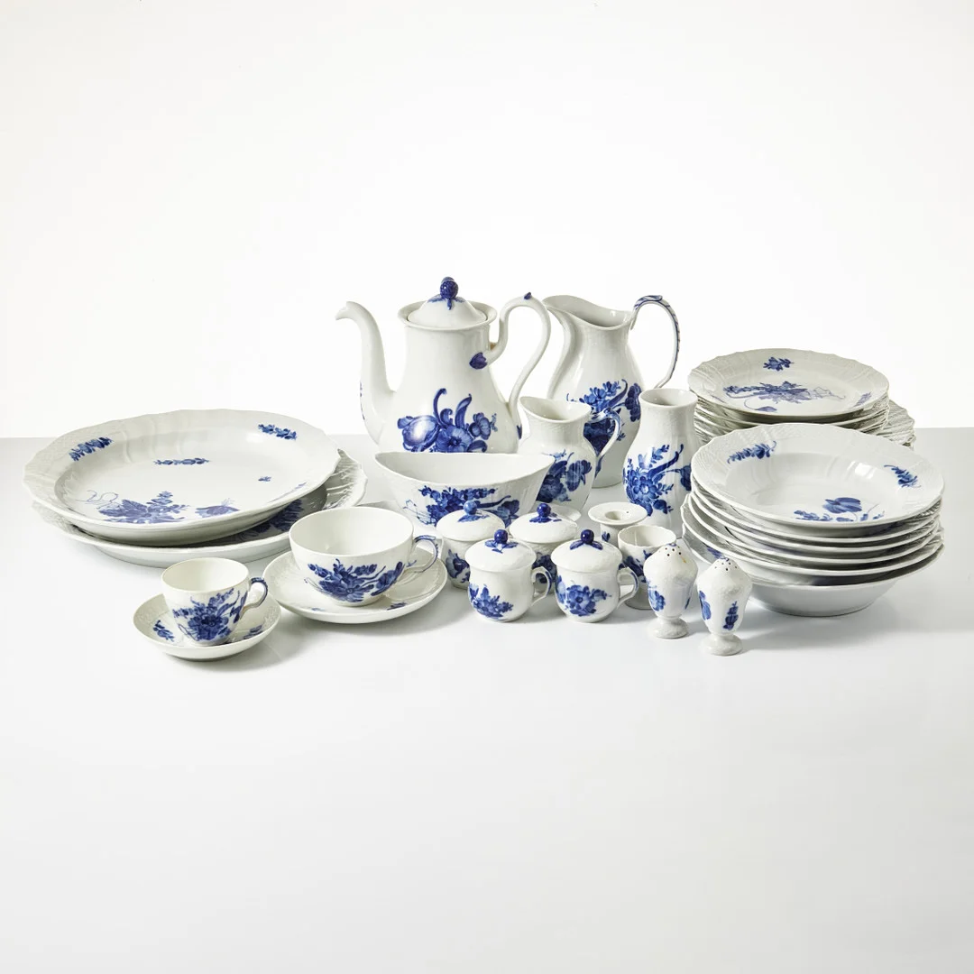 ROYAL COPENHAGEN, servis, 74 dlr, "Blå Blomst", bestående av:. — Tableware — Stockholms Auktionsverk Magasin 5