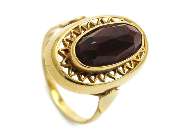RING, 14K guld, granat, stl 16,75 mm, vikt 4 g.