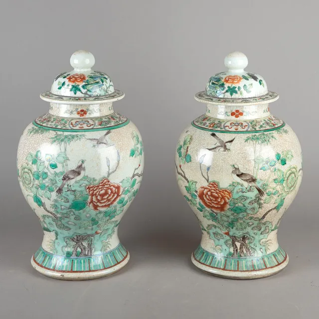 Paar Deckelvasen, famille verte, Chenghua-Marke, 19. Jh.