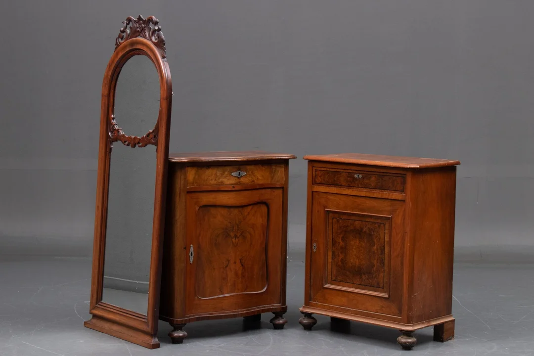 To mahogniskabe og spejl (3) — Furniture/Cabinets, chests of drawers — Lauritz