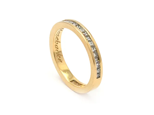 ALLIANSRING, 18K guld, 15 prinsesslipade diamanter ca 0,37 ctv, ca W/VS, Aviva Scheiman, Stockholm 2005, stl 16 mm, vikt 3,6 g, gravyr, en sten skadad