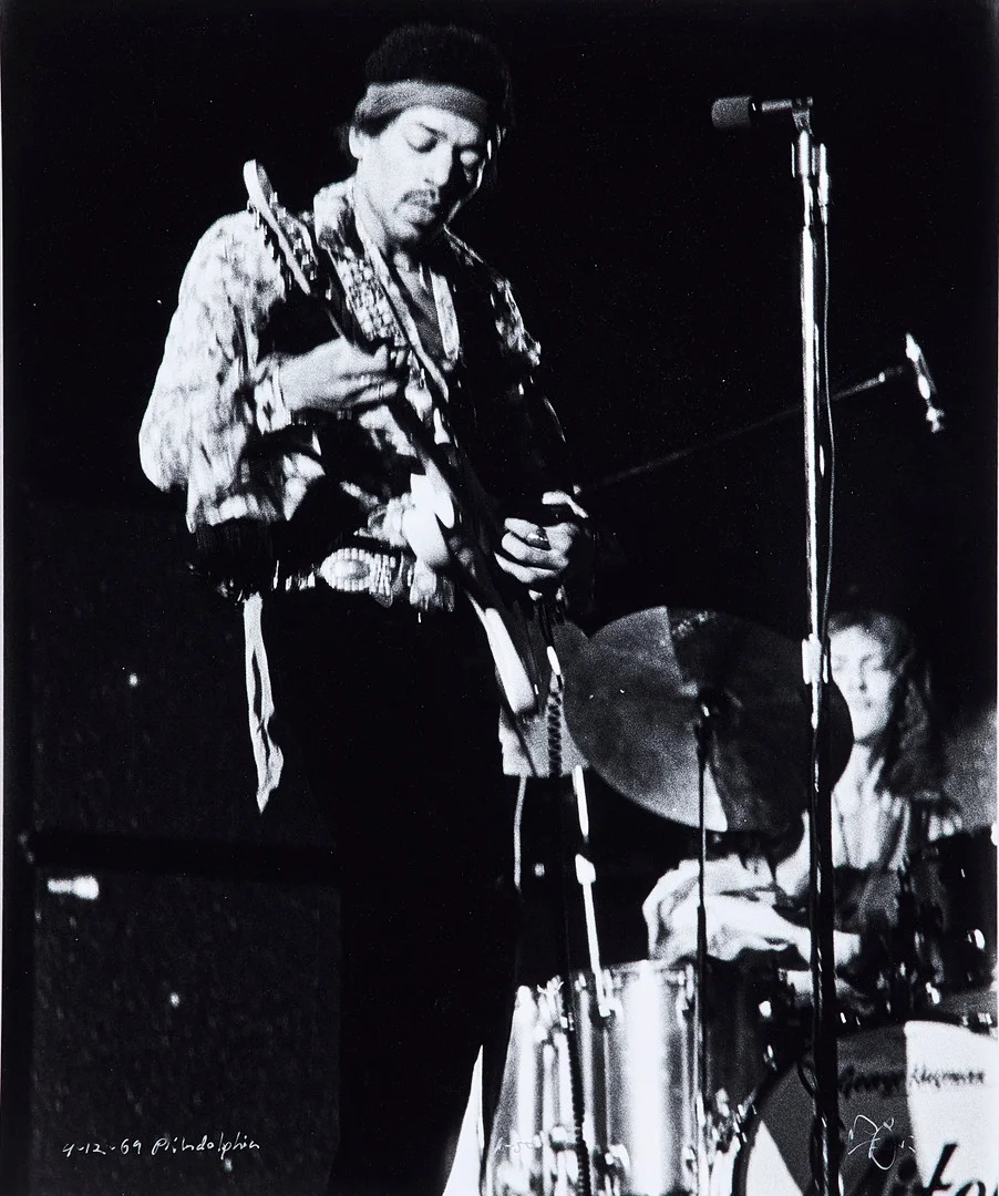 ED FINNELL (USA/SVERIGE, FÖDD 1956). Jimi Hendrix, Philadelphia Spectrum, April 12, 1969, darkroom made silver gelatin fotografi, numrerad 1/50. — Photography — Stockholms Auktionsverk Sickla