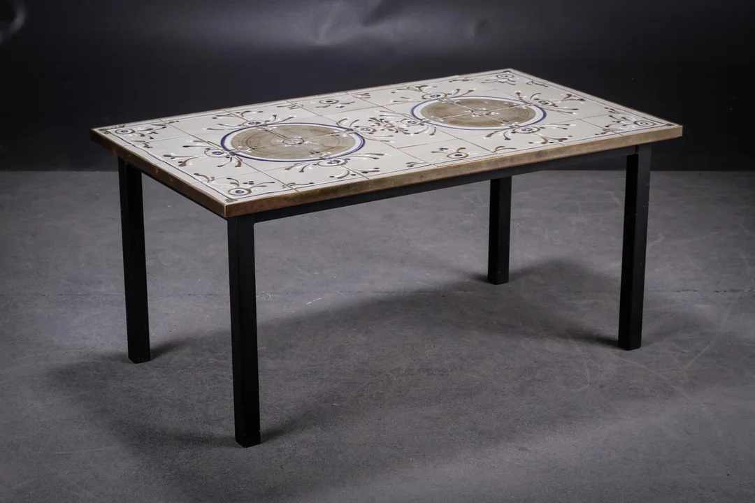 Finn Lynggaard. Sofabord med ilagte fliser af fajance — Furniture/Coffee tables, occasional tables — Lauritz