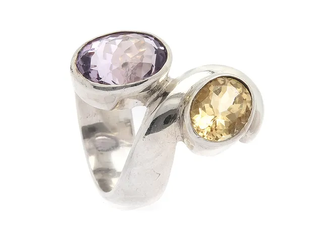 RING, sterlingsilver, ametist, citrin, stl 18,5 mm, vikt 13,7 g, citrinen rör sig i fattning.
