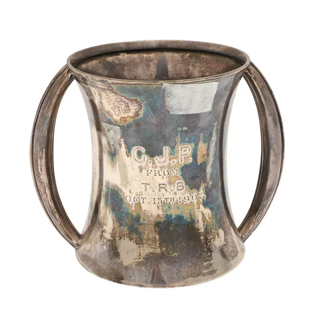 AN EDWARDIAN SILVER PRESENTATION CUP.